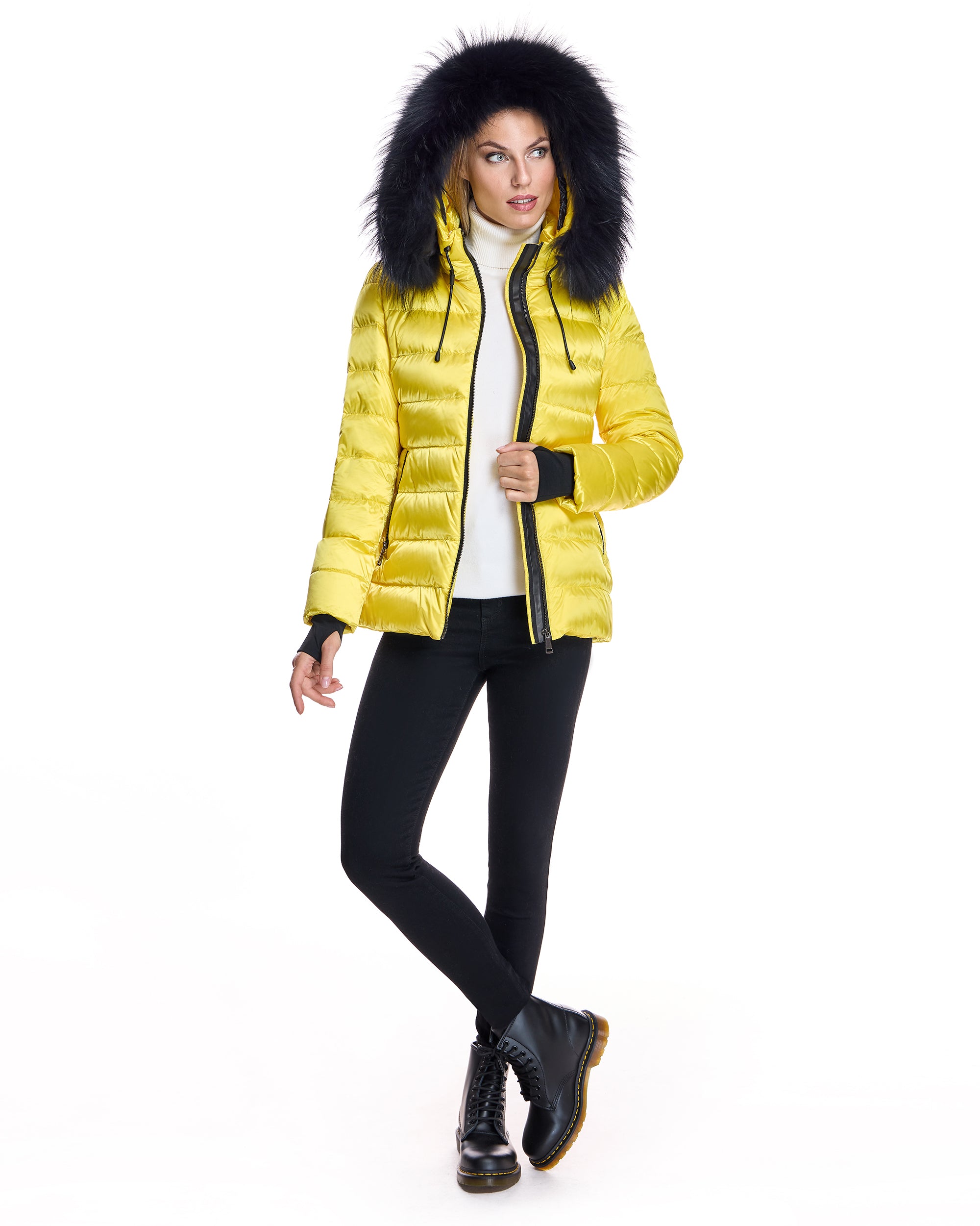 Chaqueta acolchada de nailon con capucha con ribete de mapache