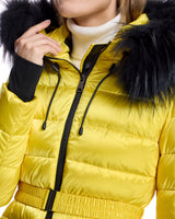 Chaqueta acolchada de nailon con capucha con ribete de mapache
