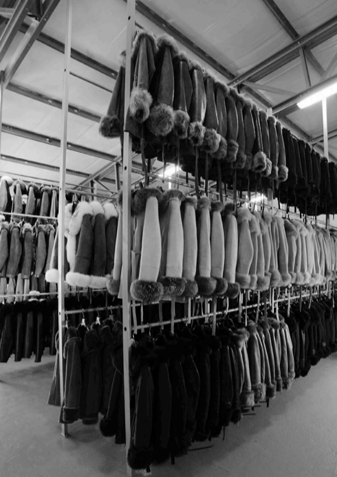 Furry Storage Rack Fur Storage – Maximilian